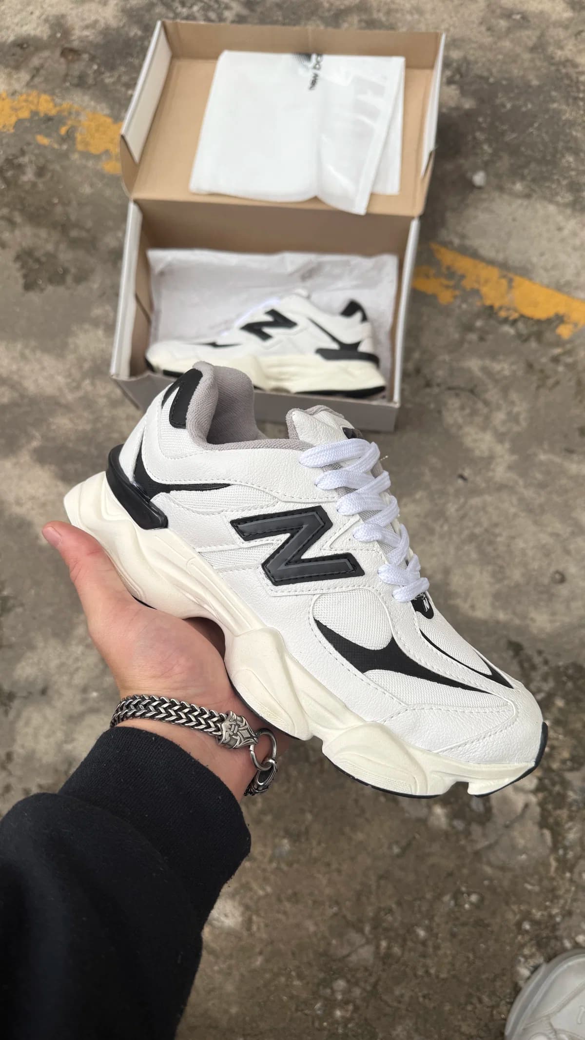 NEW BALANCE 9060 BLANCAS Y NEGRAS