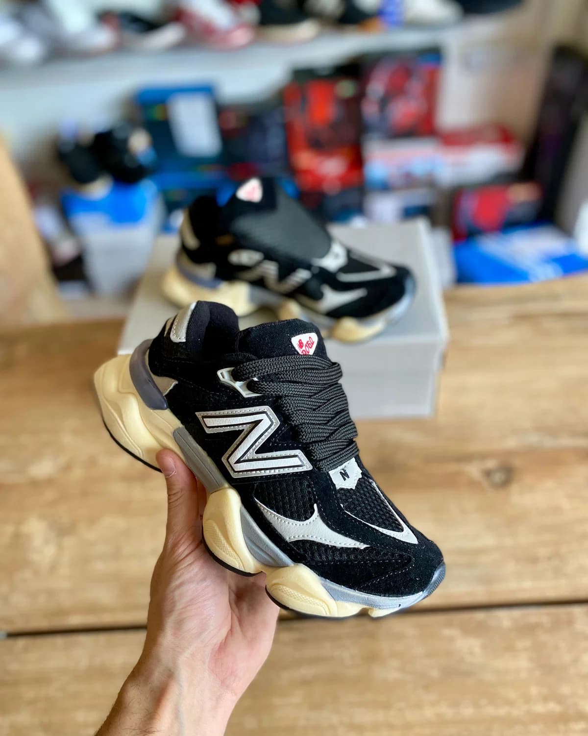 NEW BALANCE 9060 NEGRAS CON SUELA BLANCA