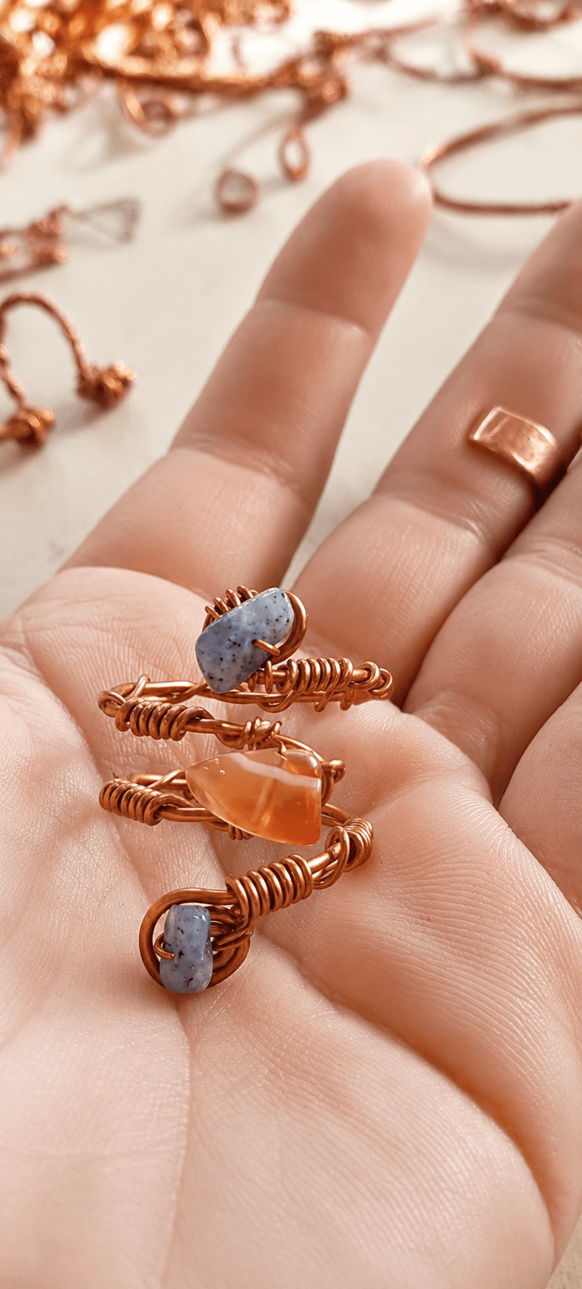 Anillo cobre esmaltado cornalina y sodalita