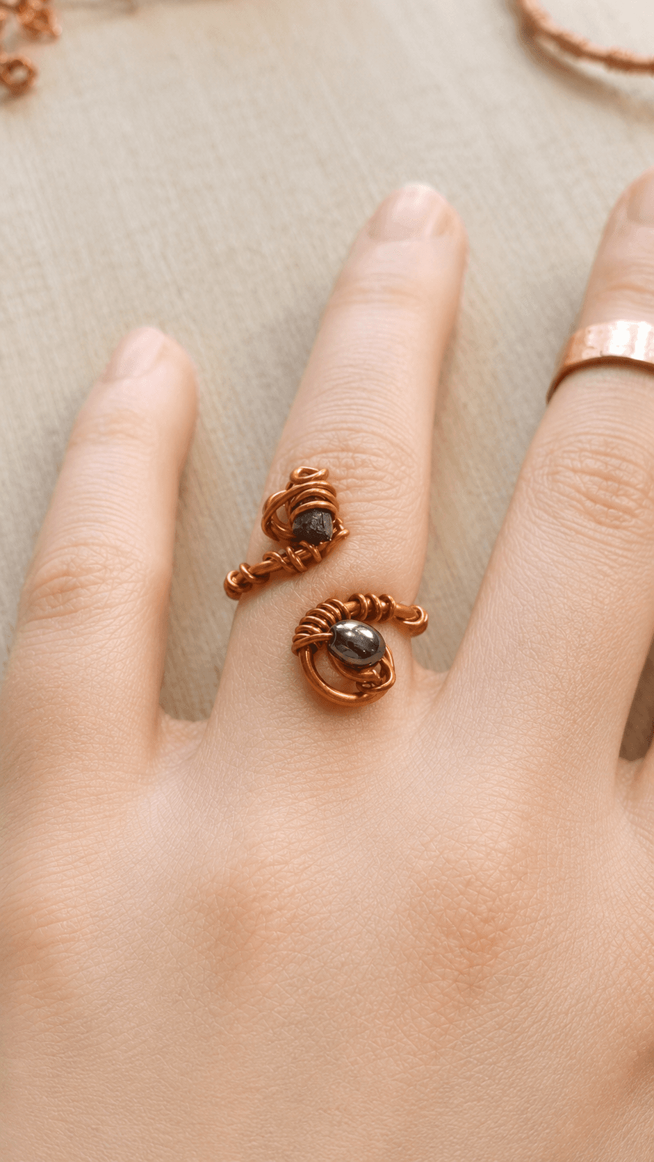 Anillo cobre esmaltado turmalina y hematite