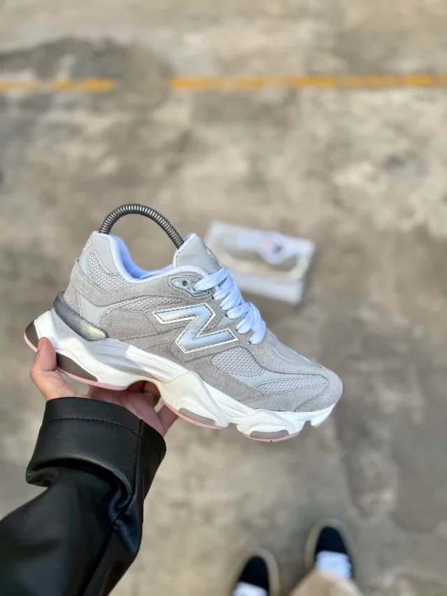 NEW BALANCE 9060 G5 GRIS CON DETALLES ROSAS