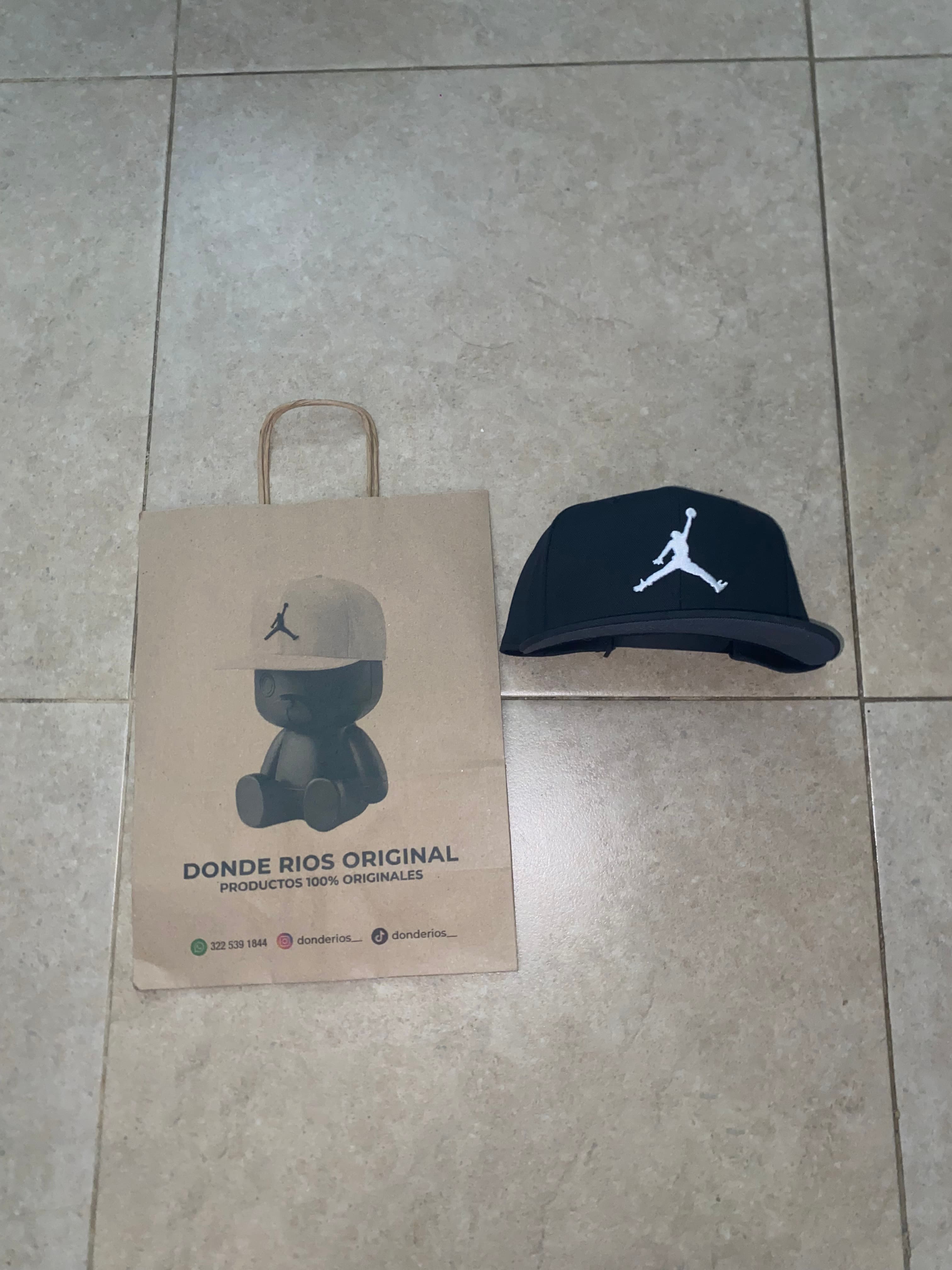 Gorra Jordan negra  muñeco negro