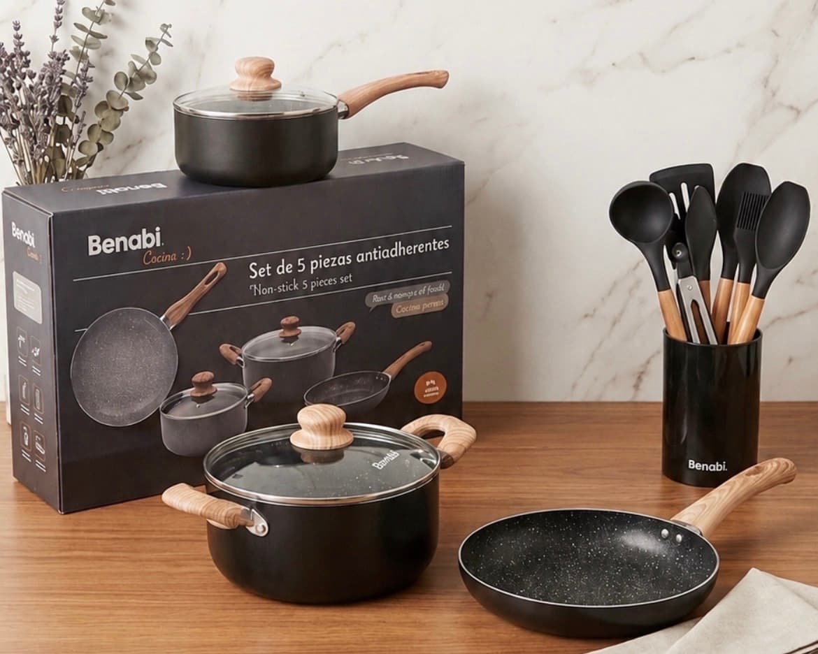 juego de ollas con  utensilios