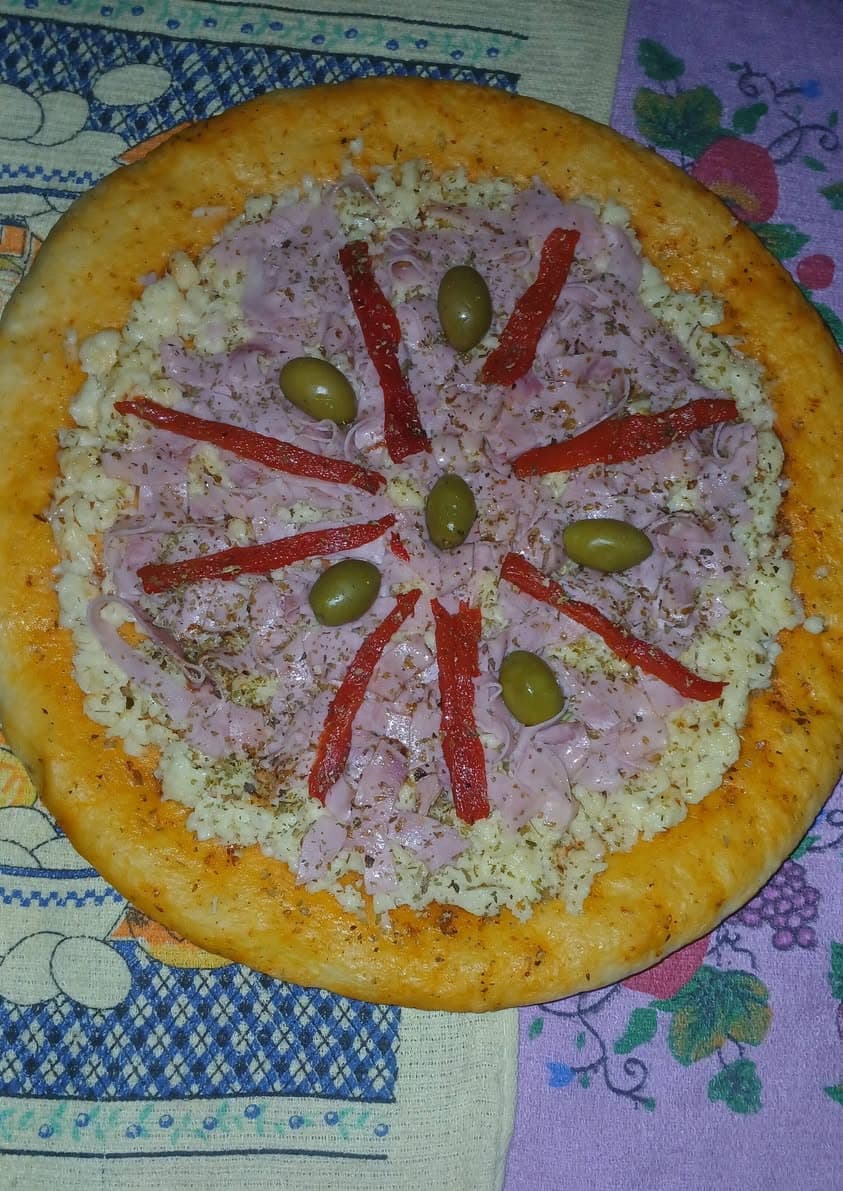 Prepizza lista  para hornear con muzzaza y aceitunas