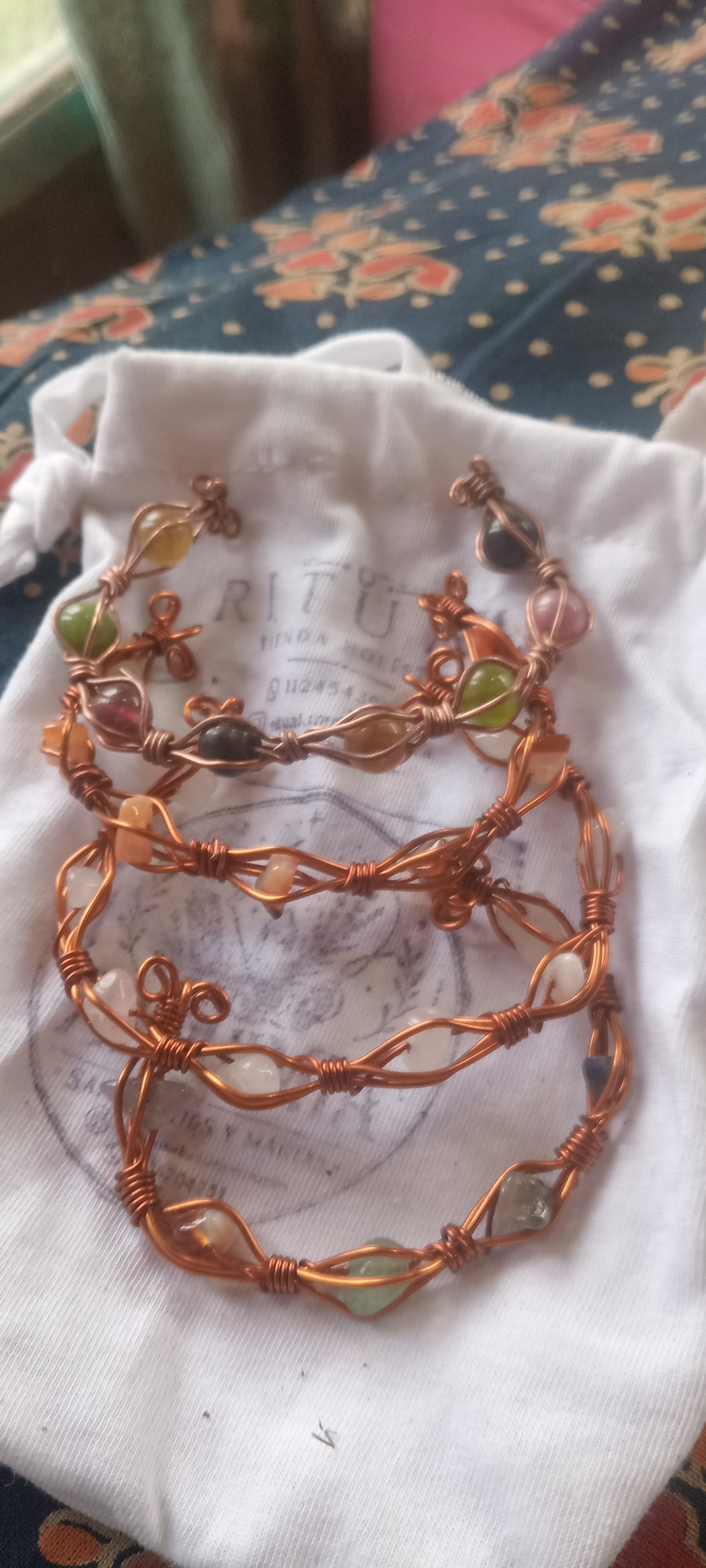 Pulseras cobre y piedras naturales x 4 surtidas