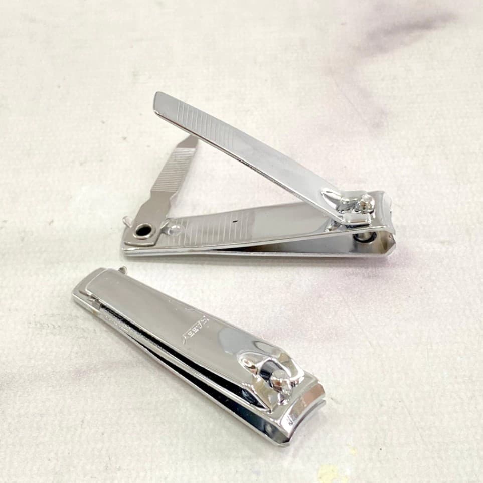 Corta uñas de metal mediado tejar