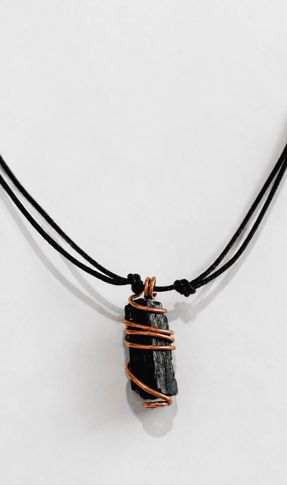 Collar choker regulable de turmalina e hilo poliamida